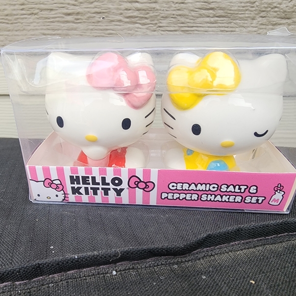 NWT Adorable Cermanic Hello Kitty Salt & Pepper shackers ! - Picture 5 of 5